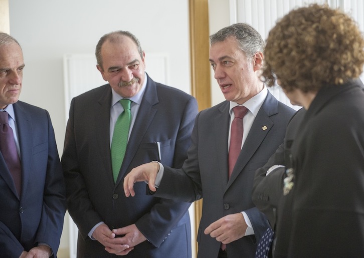 Erezuma atiende las palabras del lehendakari en la inauguración del centro de salud de Alonsotegi, en una imagen de archivo. (Marisol RAMIREZ/FOKU)