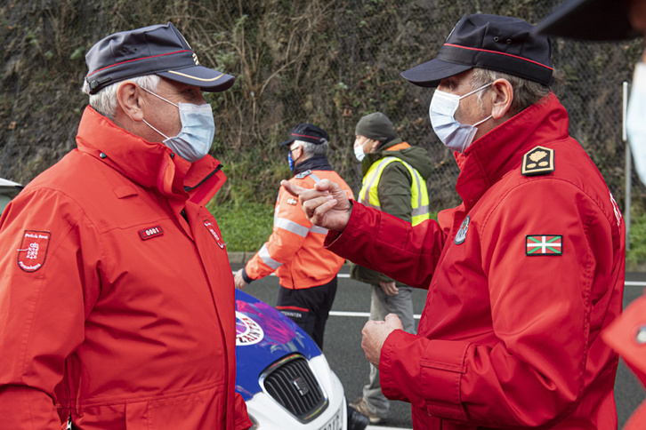 Ertzainak eta foruzainak Endarlatsan. (Jagoba MANTEROLA | FOKU)