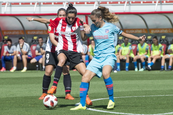 Nekane protege el balón ante Laia en una visita anterior del Atlético a Lezama. (Monika Del Valle/Foku)
