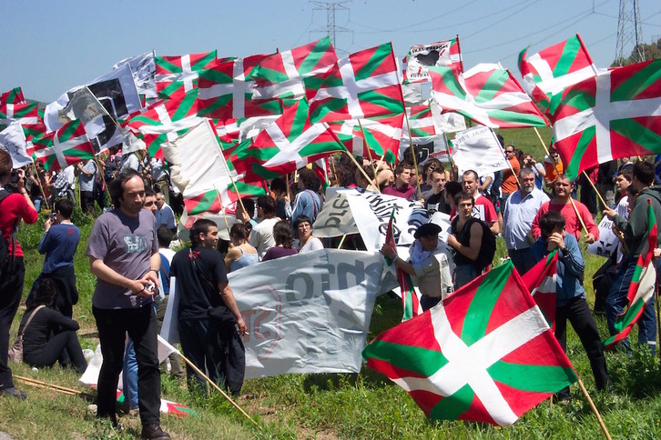 Marcha a Algeciras en 2004; esta cárcel saldrá de la lista al fin. (GARA)