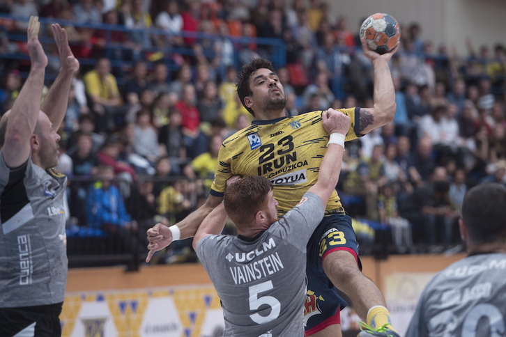 Rodrigo Salinas sufre hace dos temporadas la siempre dura defensa del Cuenca. (Juan Carlos RUIZ/FOKU)