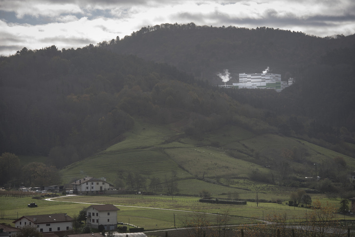 Vista de la incineradora de Zubieta desde Usurbil. (Gorka RUBIO/FOKU)