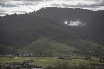 Vista de la incineradora de Zubieta desde Usurbil. (Gorka RUBIO/FOKU)