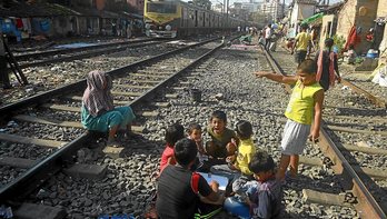 Indiako haur talde bat, trenbidean.