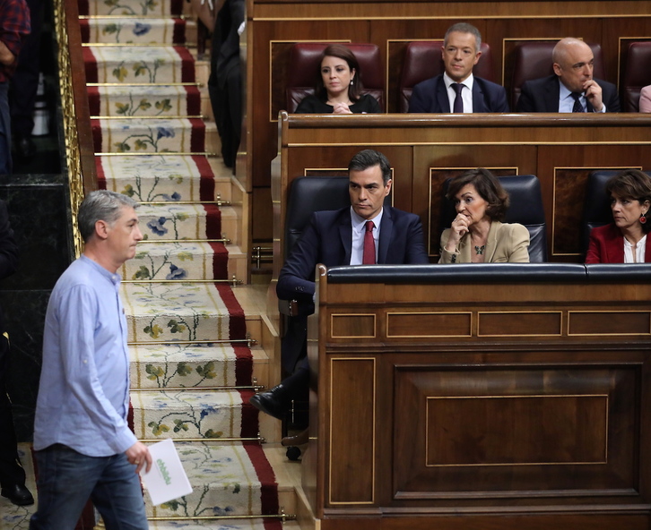 Oskar Matute pasa ante Pedro Sánchez al inicio de legislatura. (J. DANAE)