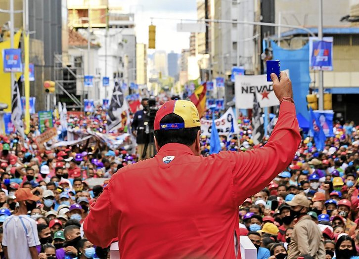 Nicolás Maduro se dirige a sus seguidores en el acto de cierre de campaña en Caracas. (Jhonn ZERPA / AFP)