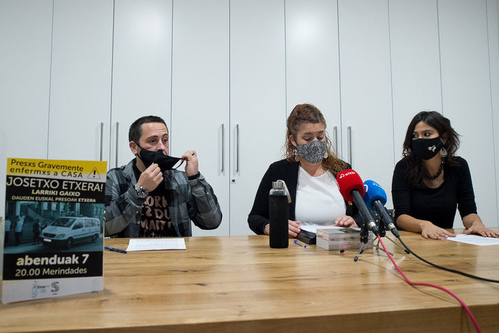 La abogada Jaione Karrera, en el centro, ha informado sobre el estado de salud de Josetxo Arizkuren. (Iñigo URIZ / FOKU)