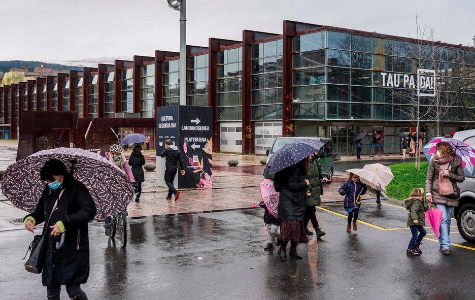 Hotzetik eta bustitik esnatu da larunbat goiza; Landakoren ingurumariak ere triste, ohiko jendetzarik gabe. (Marisol RAMIREZ | FOKU) Hotzetik eta bustitik esnatu da larunbat goiza; Landakoren ingurumariak ere triste, ohiko jendetzarik gabe. (Marisol RAMIREZ | FOKU)