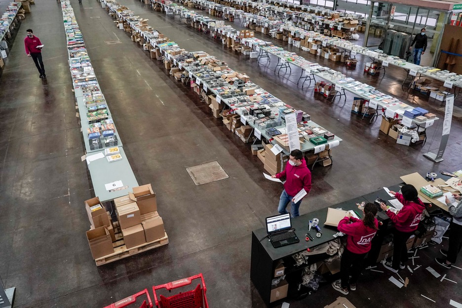 Bitartean, biltegi bilakatutako Landakon lepoa bete lan aritu dira Azokako langileak. (Marisol RAMIREZ | FOKU) Bitartean, biltegi bilakatutako Landakon lepoa bete lan aritu dira Azokako langileak. (Marisol RAMIREZ | FOKU)