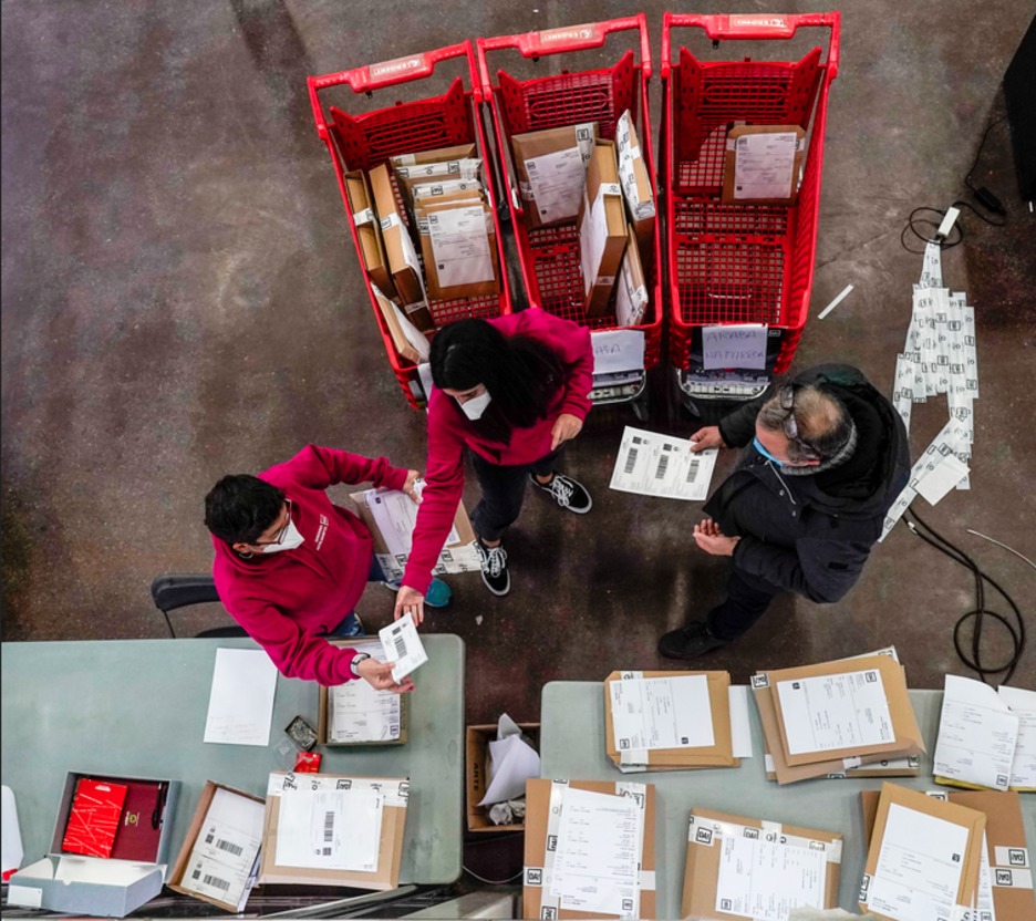 Nahi lan, eskaerak atondu, paketeak prestatu eta bidalketak egiten; lehen sentsazioen arabera, Azokazaleek ondo heldu diote online erosketen erronkari. (Marisol RAMIREZ | FOKU) Nahi lan, eskaerak atondu, paketeak prestatu eta bidalketak egiten; lehen sentsazioen arabera, Azokazaleek ondo heldu diote online erosketen erronkari. (Marisol RAMIREZ | FOKU)