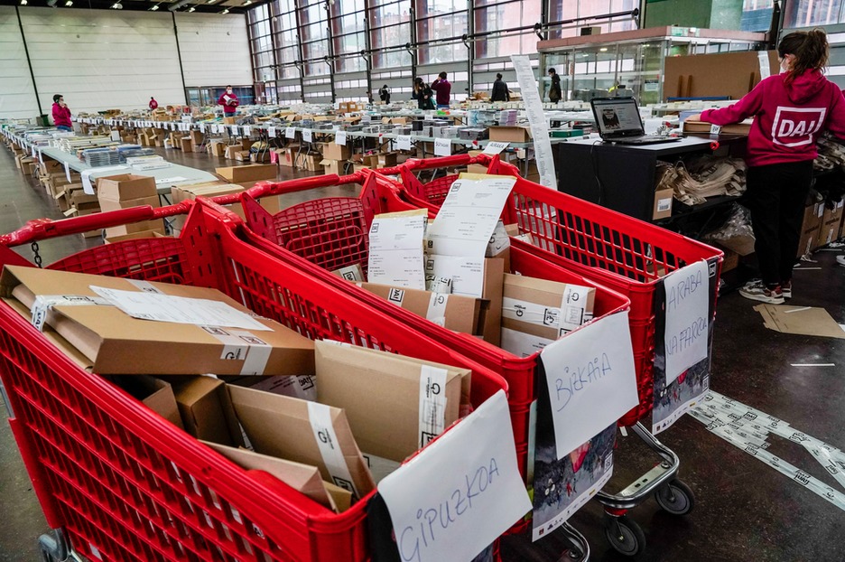 Azokatik azaldu dutenez, erosketak egun beteko epean jasoko dituzte erosleek. (Marisol RAMIREZ | FOKU) Azokatik azaldu dutenez, erosketak egun beteko epean jasoko dituzte erosleek. (Marisol RAMIREZ | FOKU)