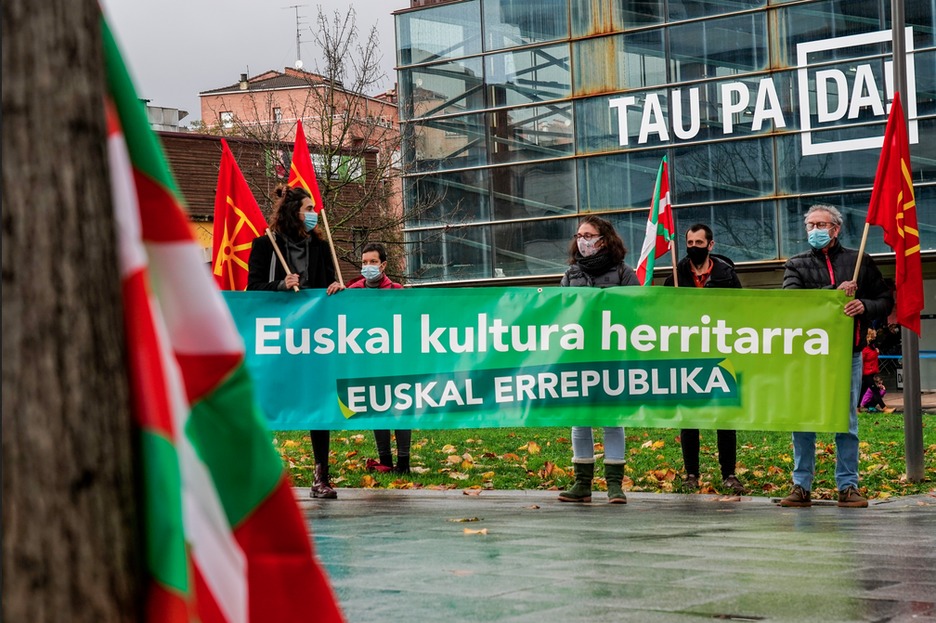 Kalean, Azoka bazelaren adierazle bakanetakoa kulturaren alde EH Bilduk deitutako mobilizazioa izan da. (Marisol RAMIREZ | FOKU) Kalean, Azoka bazelaren adierazle bakanetakoa kulturaren alde EH Bilduk deitutako mobilizazioa izan da. (Marisol RAMIREZ | FOKU)