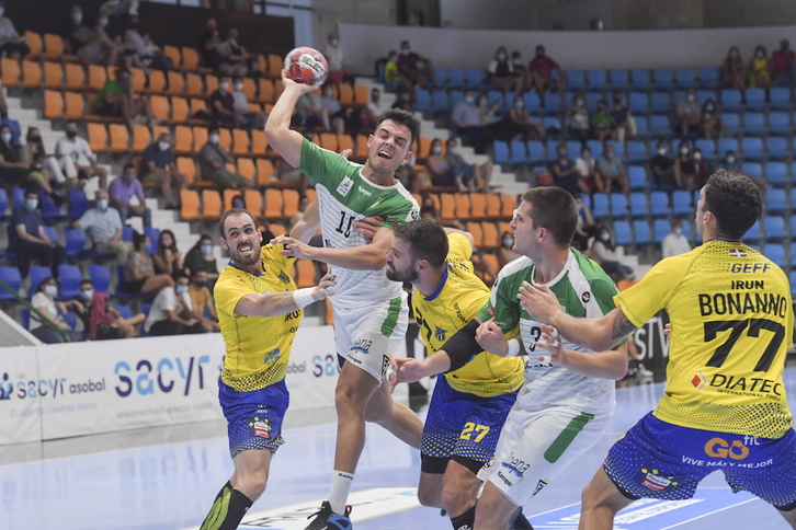 Bidasoa-Irun y Anaitasuna, en el derbi de esta temporada. (Idoia ZABALETA/FOKU)