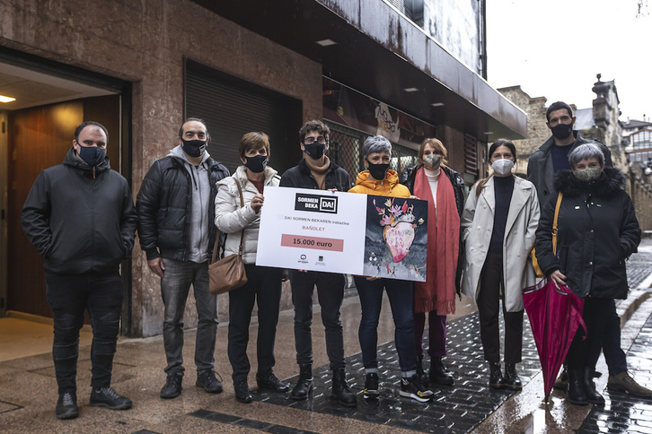 Durangoko udaleko ordezkariak, Gerediaga elkartekoak eta sormen bekako epai mahai kideak. (Aritz LOIOLA/FOKU)