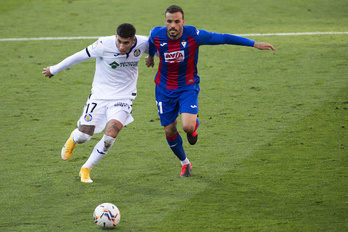 El Eibar ha mejorado pero sigue sin ganar en Ipurua. En la imagen, Pedro León y Olivera en la visita del Getafe al campo armero, hace dos semanas. (Juan Carlos RUIZ/FOKU) 