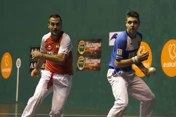 Oinatz Bengoetxeak bere zepoan lotu du Irribarria. (Maialen ANDRES/FOKU)