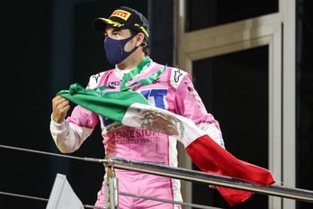 Sergio "Checo" Pérez celebra con la bandera de México su primer triunfo en la F1. (Tolga BOZOGLU/AFP)