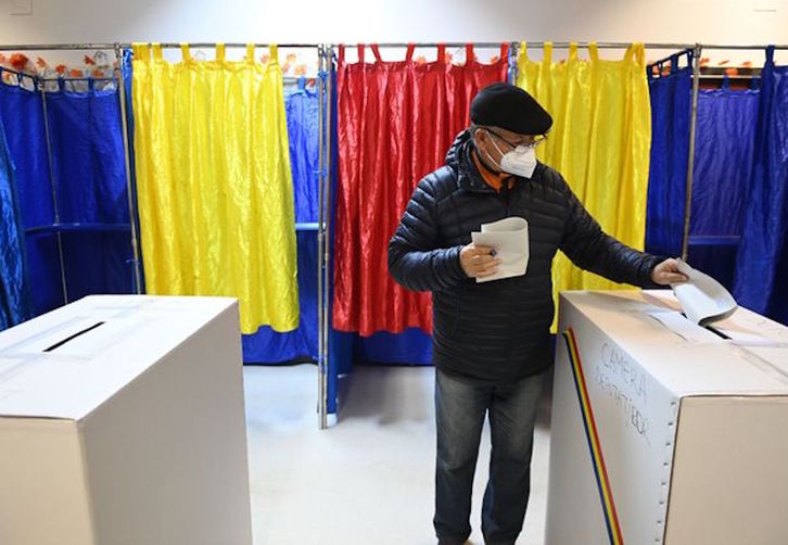 Un hombre vota en un colegio de Bucarest. (Daniel MIHAILESCU/AFP)