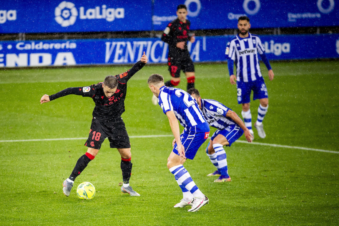Gorosabel trata de avanzar ante la oposición de Lejeune. (Jaizki FONTANEDA / FOKU)