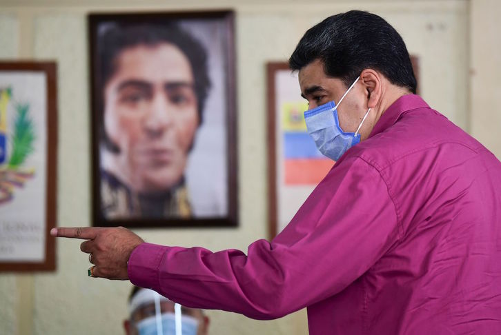 Maduro vota ante un retrato de Bolívar. (Yuri CORTEZ | AFP)
