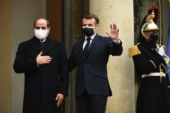 Los presidentes francés y egipcio, Al Sissi, a las puertas de El Elíseo. (Bertrand GUAY/AFP) 