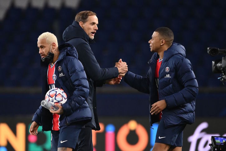 El técnico del PSG, Thomas Tuchel, saluda a sus jugadores Neymar y Mbappé. (Franck FIFE/AFP)