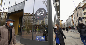Gente paseando en el centro de Gasteiz hace unos días.     (Gotzon ARANBURU I FOKU)