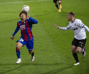 Inui controla el balón ante la presencia del lateral valencianista Lato. (Marisol RAMÍREZ/FOKU)