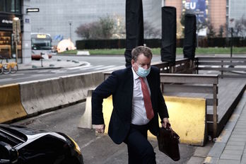 El negociador británico, David Frost, a su regreso a Londres. (Kenzo TRIBOUILLARD/AFP)