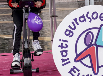 Una de las personas solidarias pedalea en la plaza del Arriaga. (Marisol RAMIREZ/FOKU)