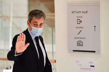 Nicolas Sarkozy presidente ohia, epaitegitik ateratzen. (Martin BUREAU/AFP)