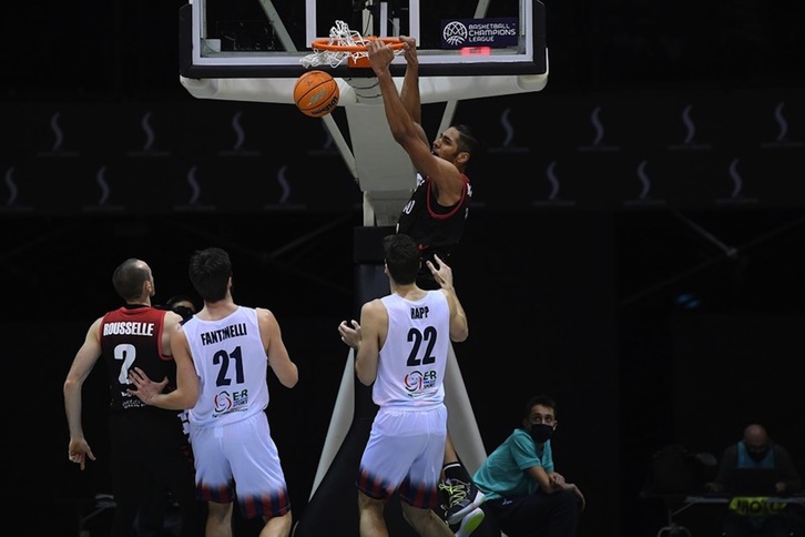 Felipe Dos Anjos ha sido uno de los inesperados faros de Bilbao Basket. (FIBA)