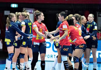 Nerea Pena saluda a una compañera en el Europeo de balonmano. (Henning BAGGER/AFP)