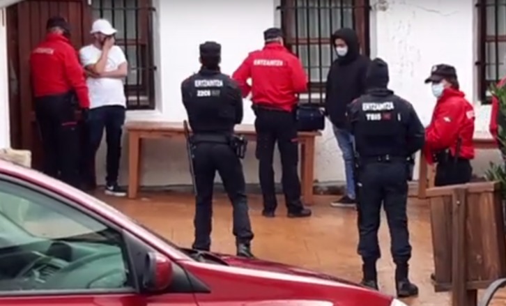 Ertzainas identifican a los participantes en la fiesta de Derio, ya de día. (Ertzaintza)