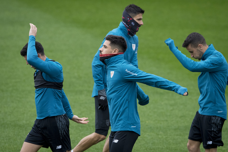 Yuri entrenando con el grupo durante el entrenamiento. (@AthleticClub)