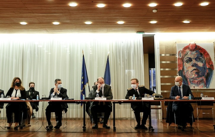 Jean Castex lehen ministroa erdian, betaurrekoak atontzen. (Thomas SAMSON/AFP) 