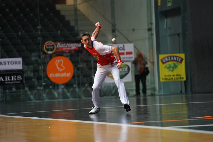 Mikel Urrutikoetxea, en la final del Parejas de este domingo. (Endika PORTILLO/FOKU)