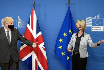 Von der Leyen y Johnson se encontraron en Bruselas. (Aaron CHOWN/AFP)