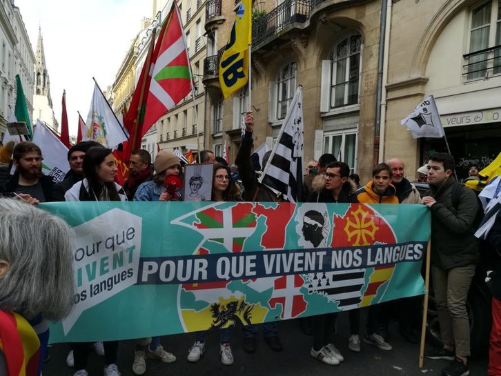 Manifestación en París organizada por el colectivo Para que nuestras lenguas vivan. (PAUL MOLAC)