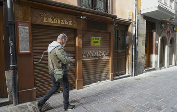 Un establecimiento de la calle Cuchillería. (Gotzon ARANBURU/FOKU)