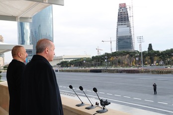  Los presidentes azerí, Aliev, y turco presiden el desfile militar. (Murat CETINMUHURDAR/AFP) 
