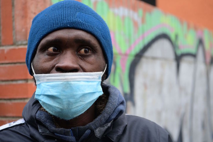 Uno de los migrantes, con el temor reflejado en el rostro. (Lluís GENÉ | AFP)