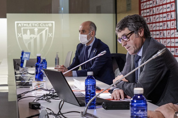 El contador Jon Ander de las Fuentes con el presidente Aitor Elizegi durante la rueda de prensa. (Marisol RAMIREZ / FOKU)