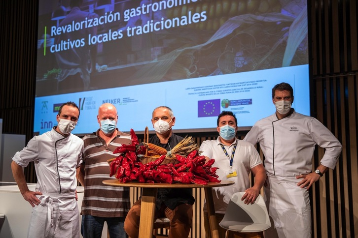 Los promotores del proyecto muestran algunas de las variedades recuperadas.