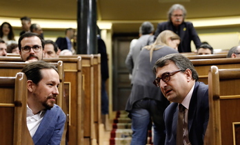 Pablo Iglesias, vicepresidente, y Aitor Esteban (PNV), en el Congreso. (J. DANAE | AFP)