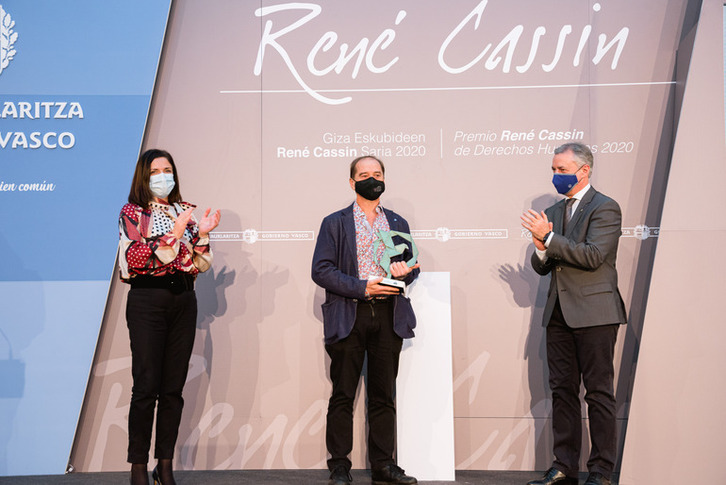 Carlos Martín Beristain ha recibido el Premio René Cassin a manos de Iñigo Urkullu y Beatriz Artolazabal. (Irekia)