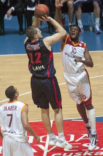 Imagen de la última visita de la Virtus Roma a Gasteiz, en la Euroliga de la temporada 2009/10. (Juanan RUIZ / FOKU)
