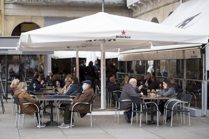 Personas consumiendo en terrazas en la Plaza del Castillo de Iruñea. (Iñigo URIZ/FOKU)