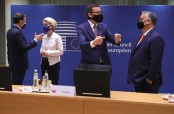  El polaco Morawiecki y el húngaro Orban, a la derecha. Al fondo, Macron y Von der Leyen.(Olivier MATTHYS/AFP) 