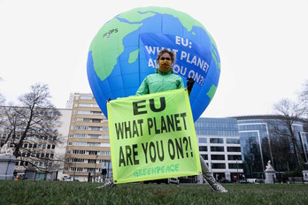 «Europa, zein planetatan zaude?», Greenpeace taldearen protesta Bruselan. (Kenzo TRIBOUILLARD/AFP)
